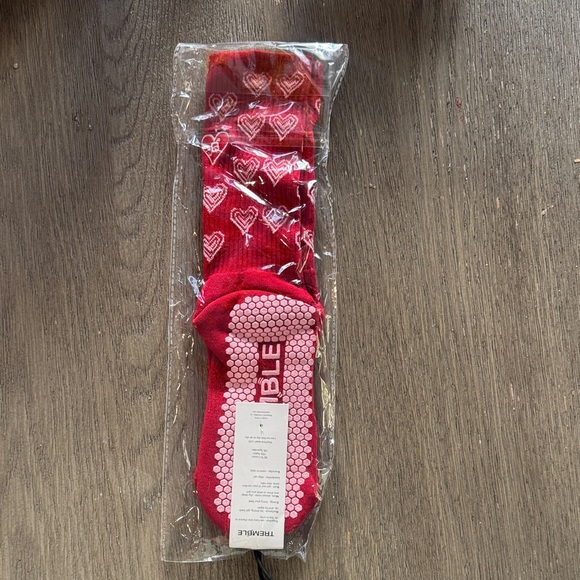 TREMBLE Red Heart Pattern Socks - Picture 4 of 6
